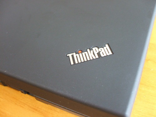 T410のトップパネル右側にあるThinkpadのロゴ