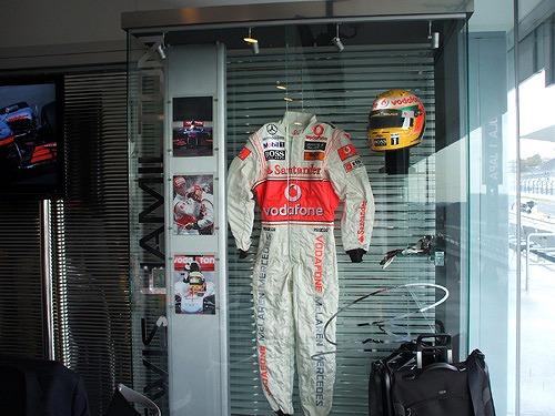 マクラーレンチームのレーシングスーツとヘルメット