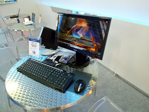EeeBOX PC EB1501Pが設置されたデスク