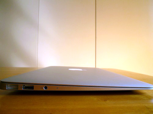 MacBook Air の左側面