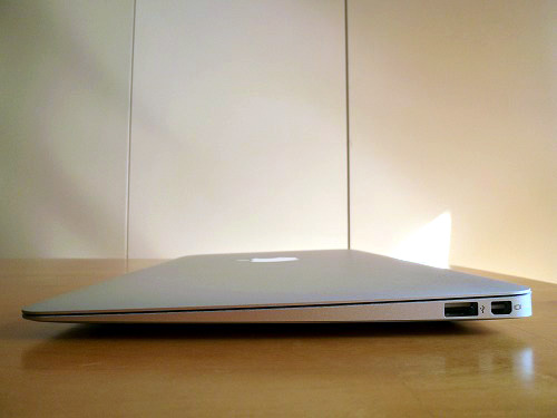 MacBook Air の右側面