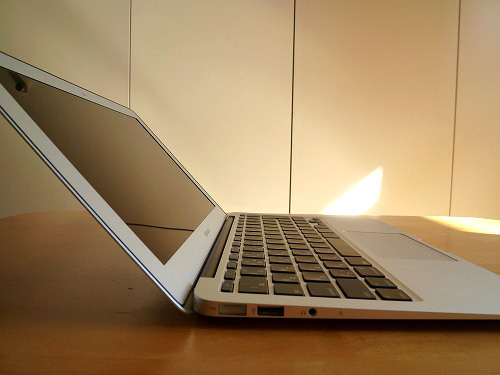 MacBook Air 横から