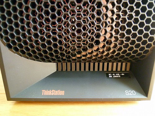 ThinkStation S20 前面下部の製品ロゴ