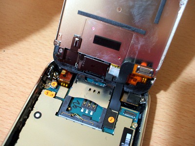 iPhoneの内部右側に3カ所のコネクタ