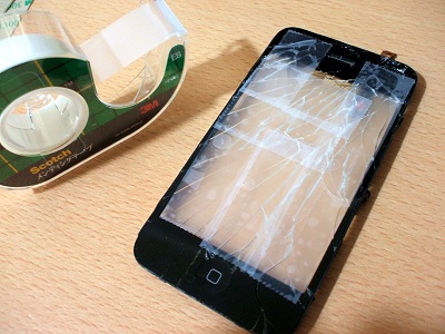 iPhoneの割れたフロントガラスにテープ