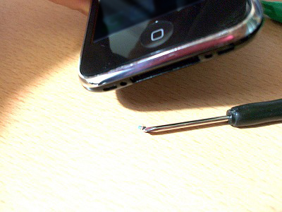 iPhoneドックコネクタ横の2本のネジを締めます